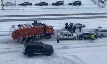 Фото В Магнитогорске мусоровоз вытянул застрявшее на рельсах авто