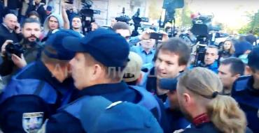 Фото Активисты майдана в Киеве не давали проголосовать даже тем россиянам, кто хотел поддержать оппозицию