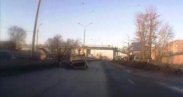 Фото Полиция выяснит, кто был за рулем ВАЗа, устроившего ДТП с «Тойотой» и грузовиком на «Меридиане»
