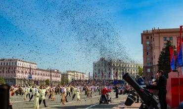 Фото День Победы в Челябинске стал по-настоящему ярким событием и объединил тысячи горожан 