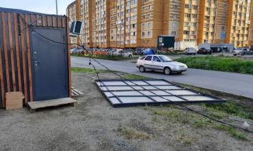 Фото Небезопасная торговля: в челябинском поселке Чурилово у киоска снесло крышу