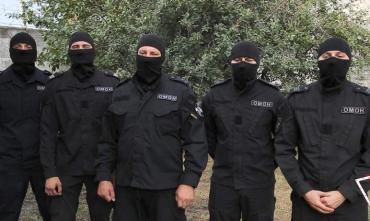 Фото В Копейске бойцы челябинского ОМОН спасли от пожара старушку с внуками