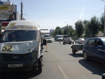 Фото В Челябинске маршрутка въехала в иномарку: есть пострадавшие (ФОТО)