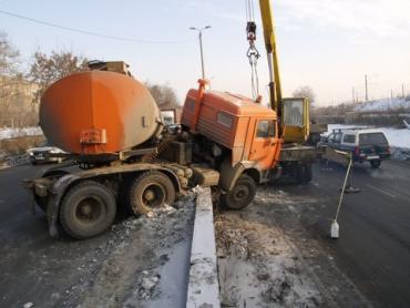Фото ДТП в Челябинске: бензовоз повис на разделительной полосе