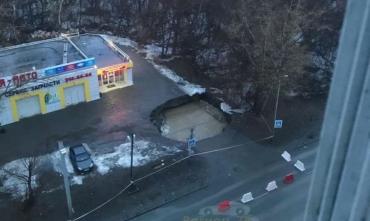 Фото В Челябинске пытаются не допустить отключение воды из-за провала на парковке