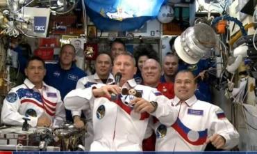 Фото Выпускник ЮУрГУ Петелин прибыл на МКС с двумя космонавтами и Чебурашкой