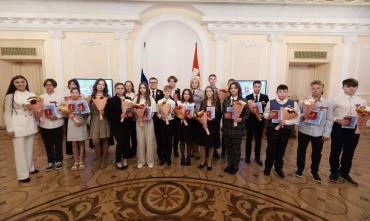 Фото В День России 20 юных южноуральцев получили свои первые паспорта из рук губернатора