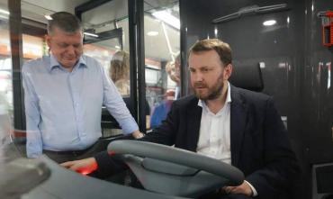 Фото Помощник президента познакомился с производством троллейбусов в Челябинске