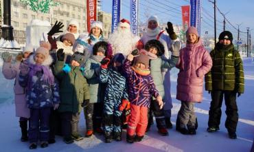 Фото В канун Рождества Полицейский Дед Мороз и Снегурочка посетили главную елку Южного Урала
