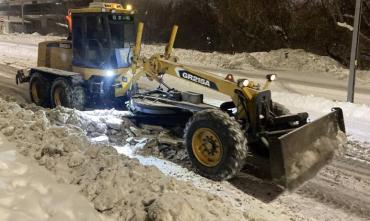 Фото Челябинск продолжают очищать от снега, а циклон добавляет работы дорожникам