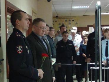 Фото В Чебаркуле появилась мемориальная табличка памяти инспектора ДПС, которого сбил бывший хоккеист