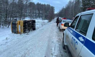 Фото На трассе под Миассом перевернулся школьный автобус