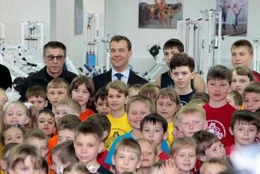 Фото Дмитрий Медведев предложил протестировать всех школьников на наркотики