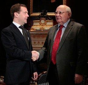 Фото Дмитрий Медведев наградил Михаила Горбачева орденом