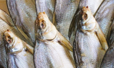 Фото Известное челябинское предприятие продавало вяленую рыбу с кишечными палочками