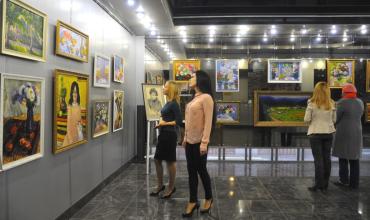 Фото На ЧМК открыли выставку художника Богадырова