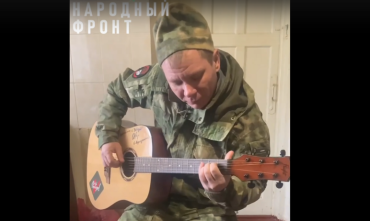 Фото Гитара, подписанная певицей Ольгой Кормухиной, доставлена в 90-ый Сапёрный полк