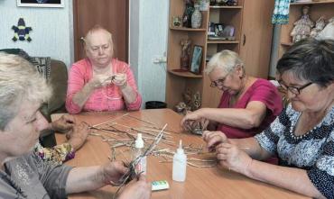 Фото В Карталах пожилые люди осваивают технику «торсион-папье»
