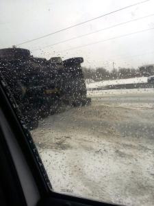 Фото На скользкой дороге в Магнитогорске перевернулся мусоровоз