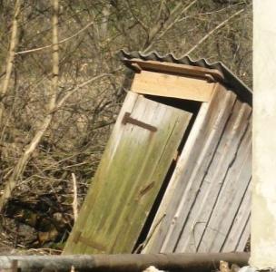 Фото В Еткульском районе за туалетом частного дома найдена коробка с мертвым младенцем 