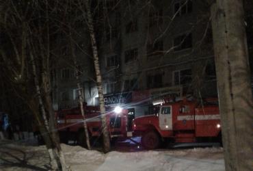 Фото В Златоусте из горящего здания бывшего общежития были эвакуированы 18 человек