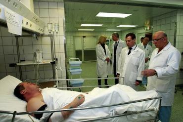 Фото Д. Медведев навестил  пострадавших в результате теракта в Домодедово