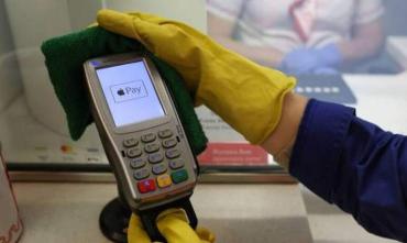 Фото Россияне не смогут расплатиться за границей картами пяти банков. Apple Pay и Google Pay для них тоже отключат