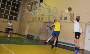 Фото Работники «Уральской кузницы» проверили навыки игры в стритбол 