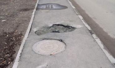 Фото Дырявые руки – дырявый асфальт: тротуар на Октябрьской в Челябинске проваливается после ремонта