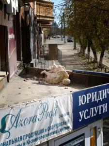 Фото На козырек магазина в Челябинске рухнул ангел