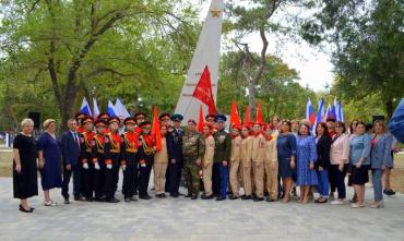 Фото Памятник Пушкину, стела в Армянске: южноуральские шефы в гуще крымских событий