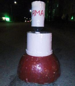 Фото Под Челябинском местный житель установил на дороге необычный указатель