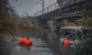 Фото В Челябинске автобус из лужи вызволяли спасатели