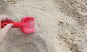 Фото Челябинцы жалуются на «бетон» в детских песочницах и просят речного песка