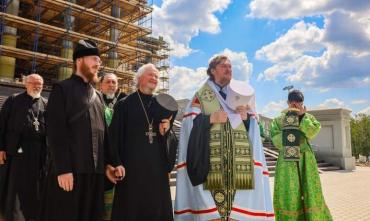Фото Строители Христорождественского собора Челябинска получили благословение Сергия Радонежского