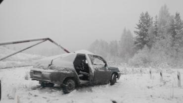 Фото Под Миассом автомобиль врезался в шлагбаум, водитель серьезно пострадал