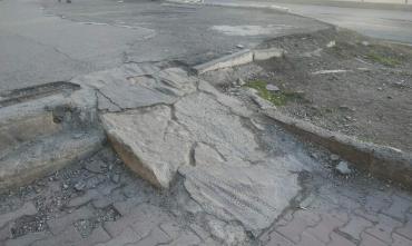 Фото Пандус и ступеньки на Цвиллинга превратились в бетонное крошево и раздражают пешеходов