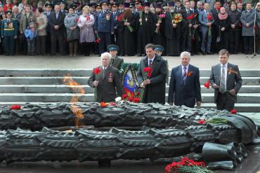 Фото Празднование 68-летия со дня Победы началось с церемонии возложения венков к Вечному огню