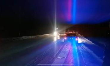 Фото Снежный заряд на трассе М-5 в Ашинском районе парализовал движение автомобилей