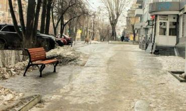 Фото Новая пешеходная зона на улице Свободы в Челябинске обзавелась новыми элементами, но убирают ее плохо