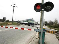 Фото В Челябинской области грузовик выехал на железнодорожный переезд и повредил шлагбаум