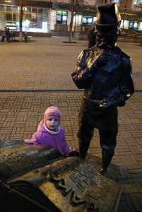 Фото В Магнитогорске пенсионерка запустила степлер в судебного пристава