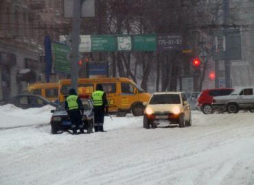 Фото В Челябинской области снегопад, дороги замело, машины в сугробах