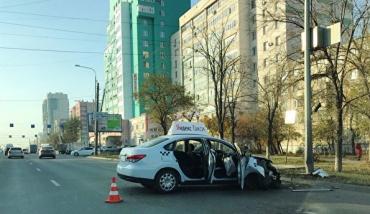 Фото В Челябинске таксист врезался в электроопору и угробил пассажира