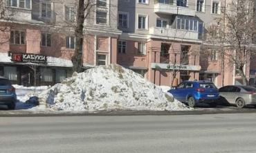Фото Несвободная улица Свободы: челябинцы жалуются на монументальные снежные кучи