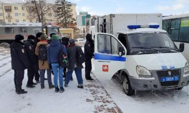 Фото В Челябинске прошли задержания участников антироссийского несанкционированного митинга