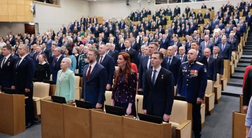 Фото Портрет нового парламента: депутаты Госдумы IX созыва собрались на первое заседание