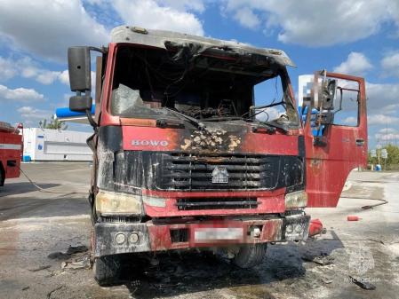Фото В Троицком округе во время движения загорелся грузовик