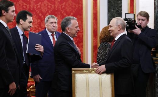 Фото Владимир Путин провел трехчасовые переговоры в Кремле со спецпосланниками Дональда Трампа