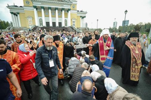Фото Десница святителя Спиридона в Челябинске: 50 тысяч паломников и трогательные проводы